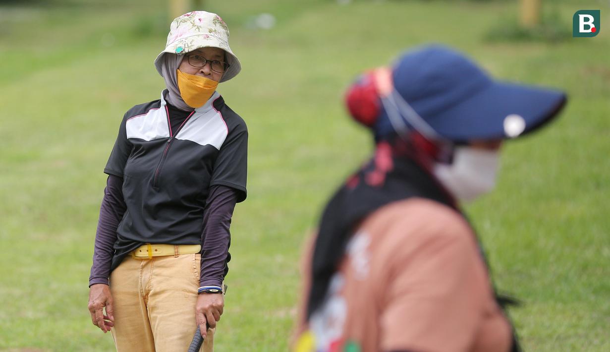 Mereka berlatih Woodball di lapangan Jalur Gas, Pamulang, Tangerang Selatan. Setiap hari, kecuali Senin dan Kamis dengan alasan dihari tersebut mereka berpuasa. (Bola.com/M Iqbal Ichsan)