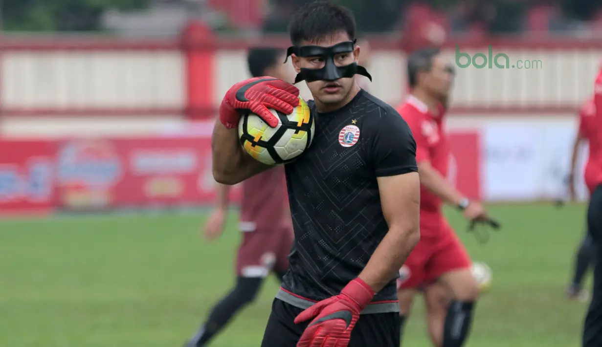 Andritany mengamankan bola saat sesi latihan tim jelang laga Gojek Liga 1 bersama Bukalapak di Stadion PTIK, Jakarta, Senin (25/6/2018). Andritany berpeluang tampil saat Persija melawan Persebaya. (Bola.com/Nick Hanoatubun)