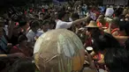  Pengunjung berbagi es krim raksasa berbentuk bola di sebuah resor kolam renang di Tiongkok, Minggu (29/6/14). (REUTERS/Stringer)