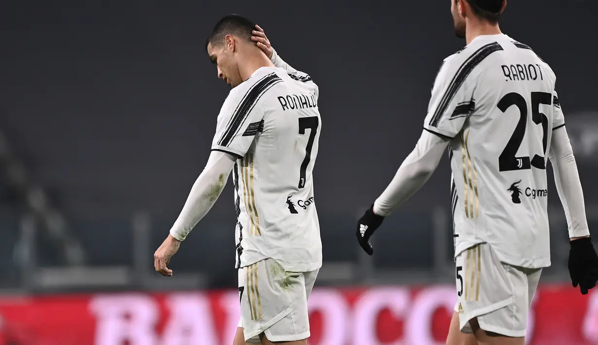 Penyerang Juventus, Cristiano Ronaldo, tampak kecewa usai bermain imbang melawan Atalanta pada laga lanjutan Liga Italia di Allianz Stadium, Kamis (17/12/2020) dini hari WIB. Juventus bermain imbang 1-1 menghadapi Atalanta. (AFP/Marco Bertorello)