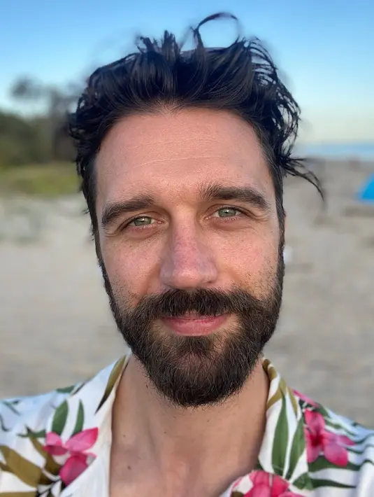 Brewok tebal, rahang tegas, dengan mata berwarna bikin kesan maskulin Michael makin kuat [@michaelswahr]