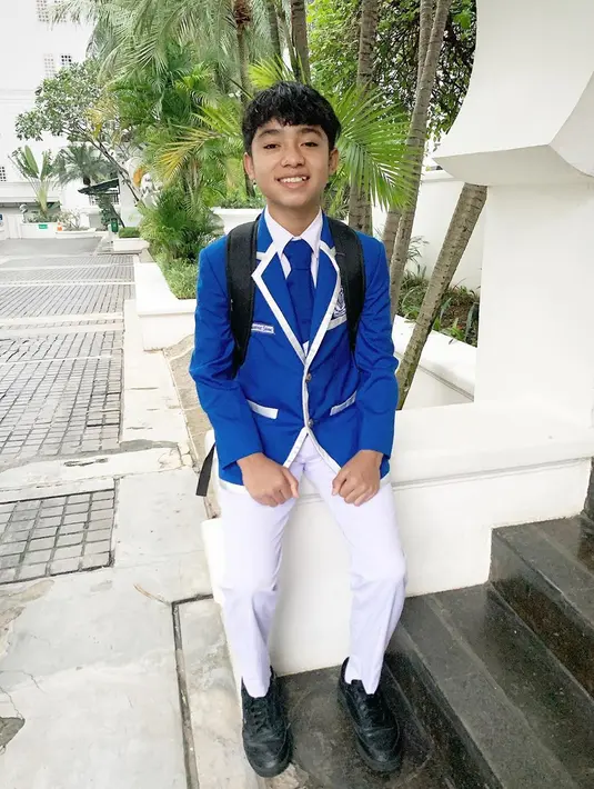 "Saya ngerasa dia (Betrand) kayak sekolah aja meskipun di rumah, karena kalau dia kangen sekolah, sampai belajar dia pakai baju sekolah. Yah biar dia merasakan emang belajar aja," tutur Ruben Onsu saat live di program acara di salah satu televisi swasta. (Instagram/Betrandpetoputraonsu)