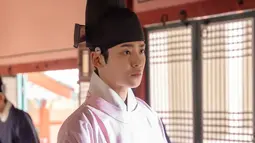 Rowoon akan berperan sebagai Shim Jung Woo, menantu raja yang menduda dan cukup cerdas untuk menjadi orang termuda yang lulus Ujian Pegawai Negeri Sipil. (Foto: KBS2)