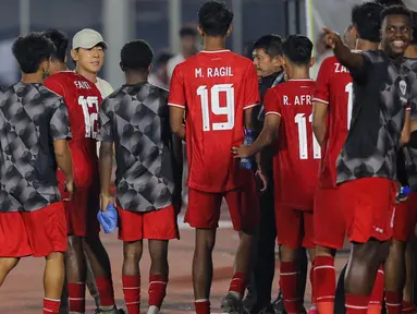 Pelatih Shin Tae-Yong (bertopi) menyalami pemain timnas Indonesia U-20 usai laga kualifikasi Piala Asia U-20 grup F melawan Yaman di Stadion Madya, Kompleks Gelora Bung Karno, Jakarta, Minggu (29/9/2024). (Liputan6.com/Angga Yuniar)