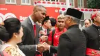 Pelatih Timnas Indonesia, Patrick Kluivert (kiri) bersalaman dengan Dubes RI untuk Belanda, Petahana Mayerfas saat upacara pengibaran bendera merah putih dalam perayaan hari ulang tahun kemerdekaan Indonesia ke-80 di KBRI Den Haag, Belanda, Minggu (17/08/2025). (Dok. KBRI)