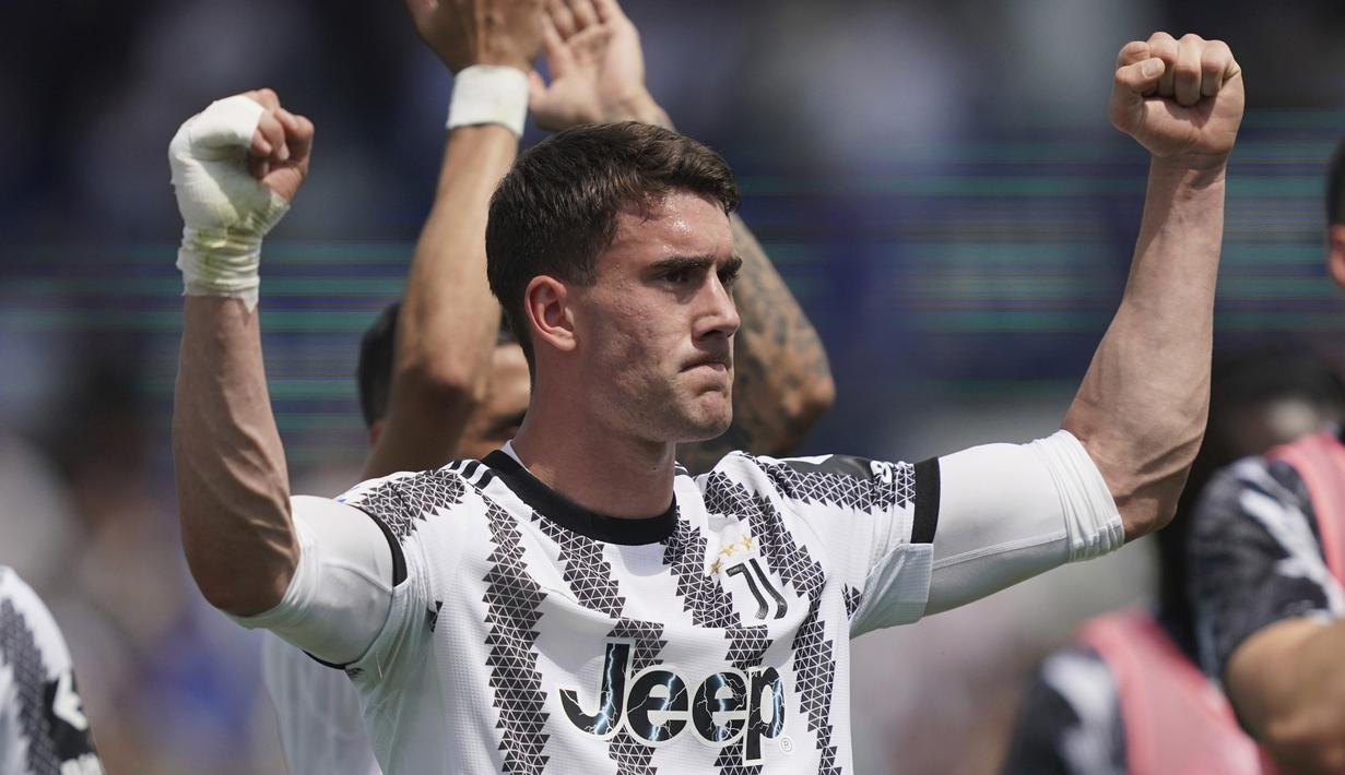 Selebrasi pemain Juventus, Dusan Vlahovic, setelah mencetak gol kedua bagi timnya ke gawang Atalanta di menit ke-90+8 pada pekan ke-34 Liga Italia 2022/2023 yang berlangsung di Gewiss Stadium, Minggu (7/5/2023). (AP/LaPresse/Spada)