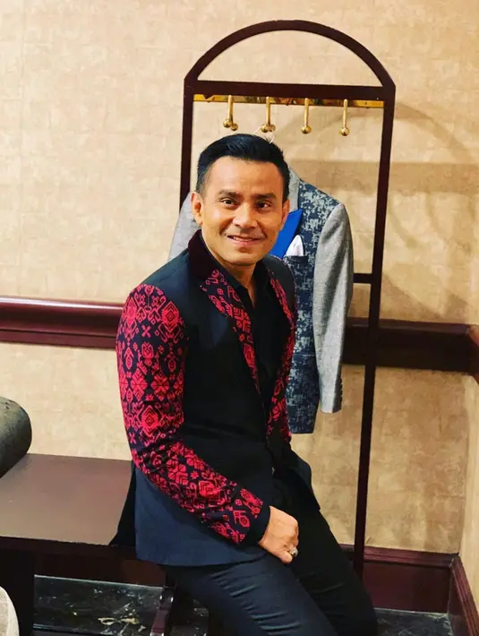 "Di rumah nemenin anak berenang, nemenin anak belajar dari rumah, nemenin istri masak, bikin lagu dari rumah," ungkap Judika di kawasan Kapten Tendean, Jakarta Selatan, belum lama ini. (Instagram/Jud1ka)