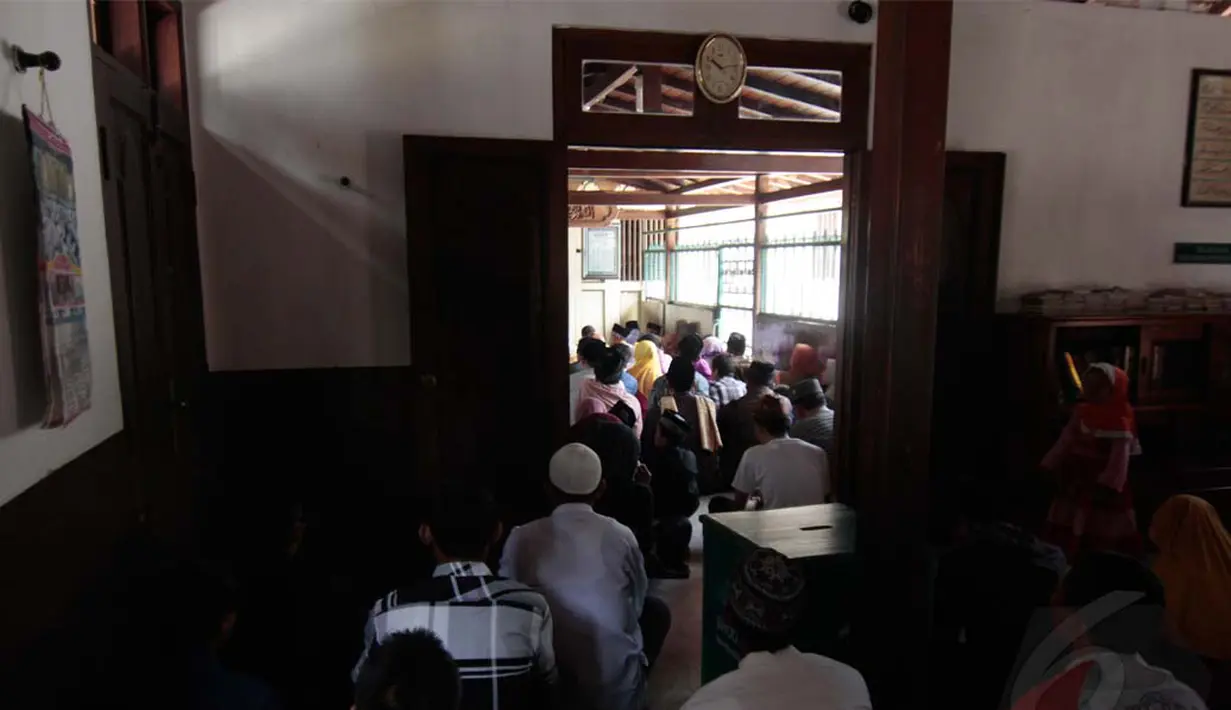 Dalam makam utama yang kerap tertutup banyak pengunjung yang berziarah sambil berkirim doa untuk sang raja yang berjasa dalam penyebaran Islam (Liputan6.com/Isna Setyanova)