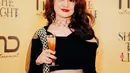Michelle Ziudith tampil elegan dalam balutan kain sari hitam. Penampilannya semakin menawan dengan makeup dan pulasan lipstik merah merona. [Foto: Instagram/officialmichellers.wonogiri]