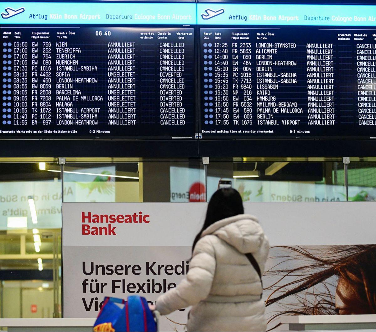 Bandara-bandara di Jerman lumpuh dan hampir seluruh penerbangan dibatalkan pada Kamis (1/2/2024). Kondisi ini terjadi setelah serikat pekerja Verdi menyerukan staf keamanan di bandara seluruh Jerman untuk melakukan mogok kerja.&nbsp;Foto: REUTERS/Jana Rod