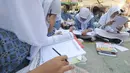 Siswa kelas VIII belajar mata pelajaran Sejarah Kebudayaan di halaman sekolah Mts. Hidayatul Umam di Cinere, Depok, Kamis (7/11/2019). Kegiatan hari belajar di luar kelas yang serentak di seluruh Indonesia ini dilakukan dalam rangka memperingati hari anak internasional. (merdeka.com/Arie Basuki)