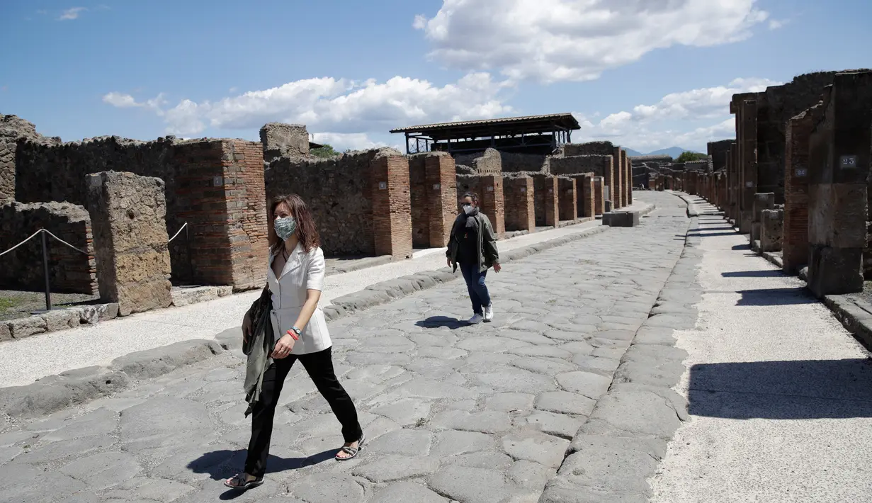 Orang-orang mengunjungi situs arkeologi Pompeii seusai kebijakan lockdown selama dua bulan untuk mengendalikan penyebaran Covid-19 di Italia, Selasa (26/5/2020). Salah satu situs arkeologi paling terkenal di dunia ini dibuka kembali untuk umum pada 26 Mei. (AP Photo/Alessandra Tarantino)