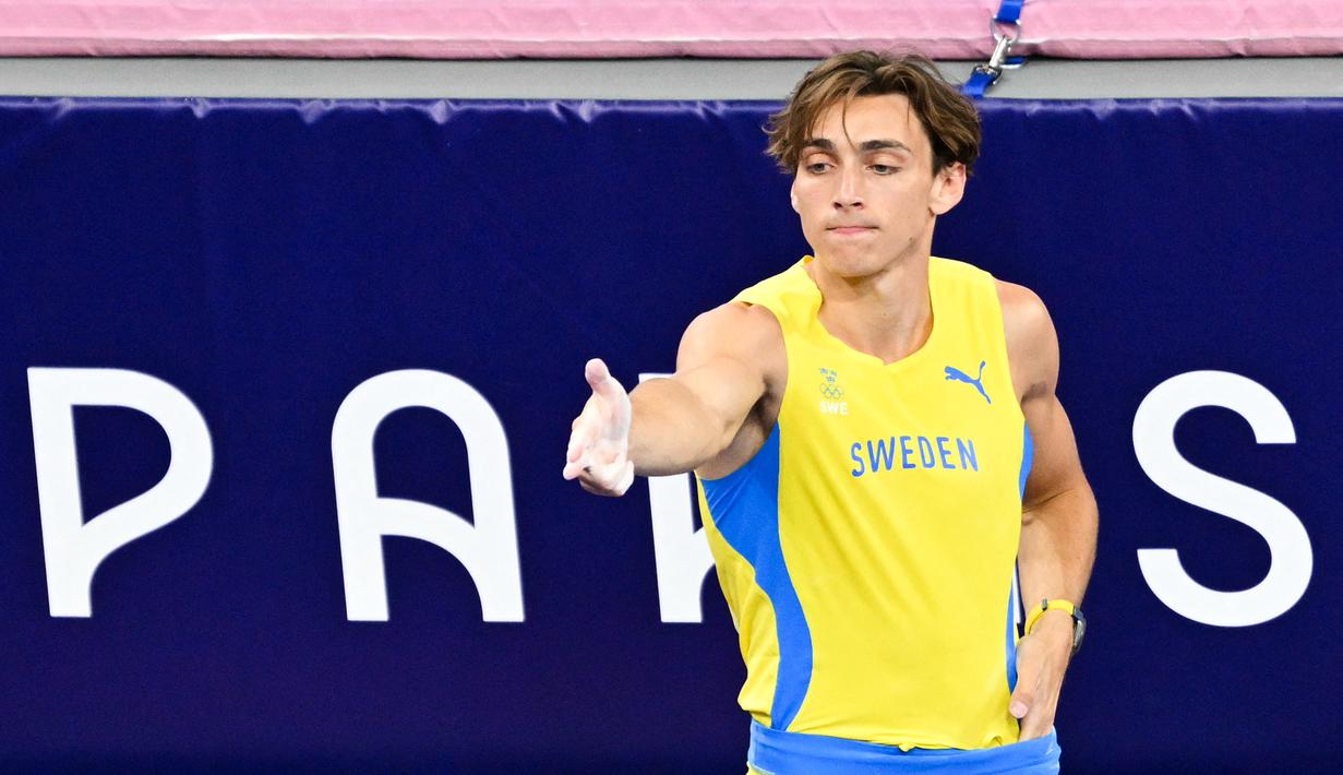 Duplantis merupakan atlet pertama yang sukses mempertahankan medali emas Olimpiade sejak Bob Richards asal Amerika Serikat (AS) pada Olimpiade 1952 dan 1956. (Andrej ISAKOVIC / AFP)