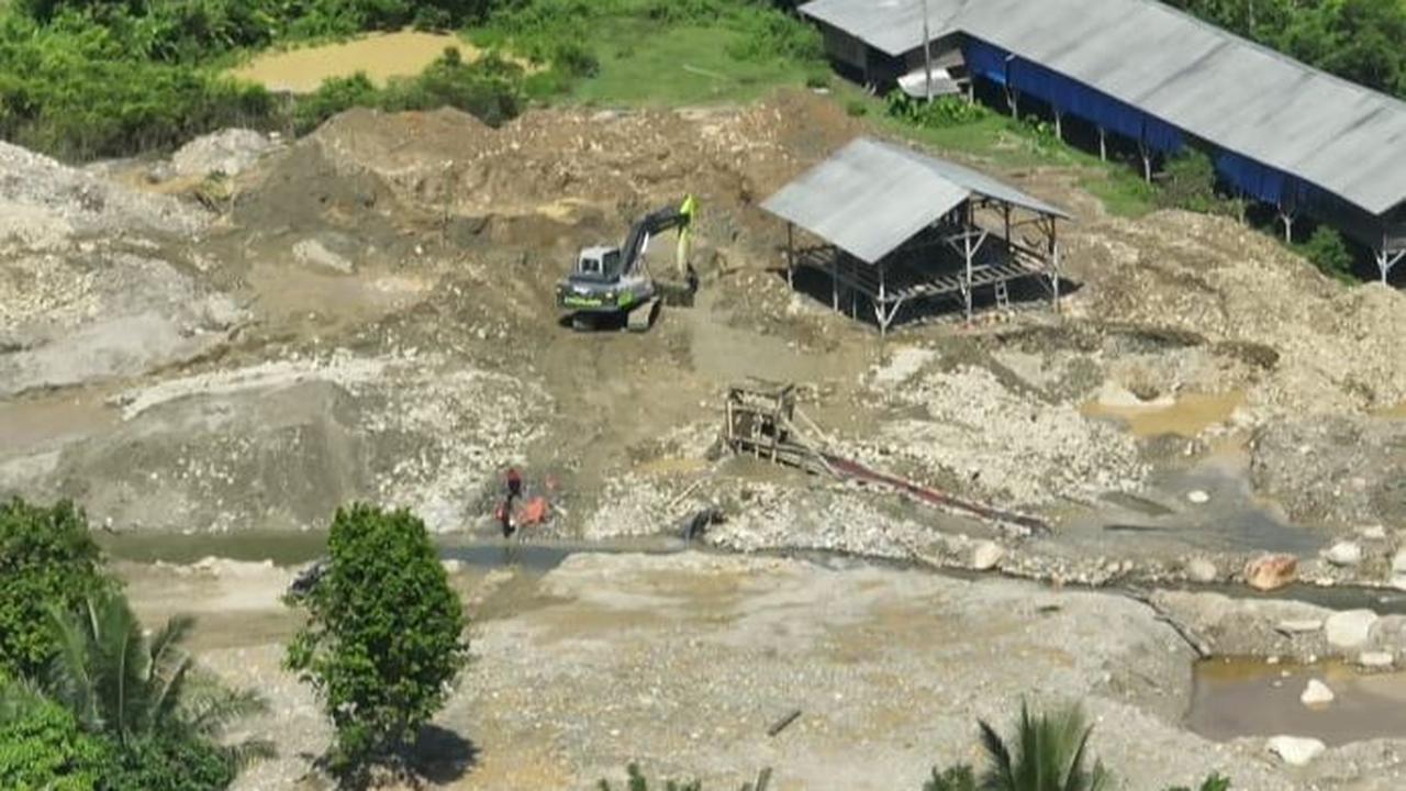 "Kalau sekarang emas sudah susah dicari. Tersisa batu dan pasir yang ditumpuk-tumpuk di lahan bekas sawah. Daripada tidak bisa dimanfaatkan, maka mereka jual ke Perusahaan (KMH)," kata Uncu.<br>