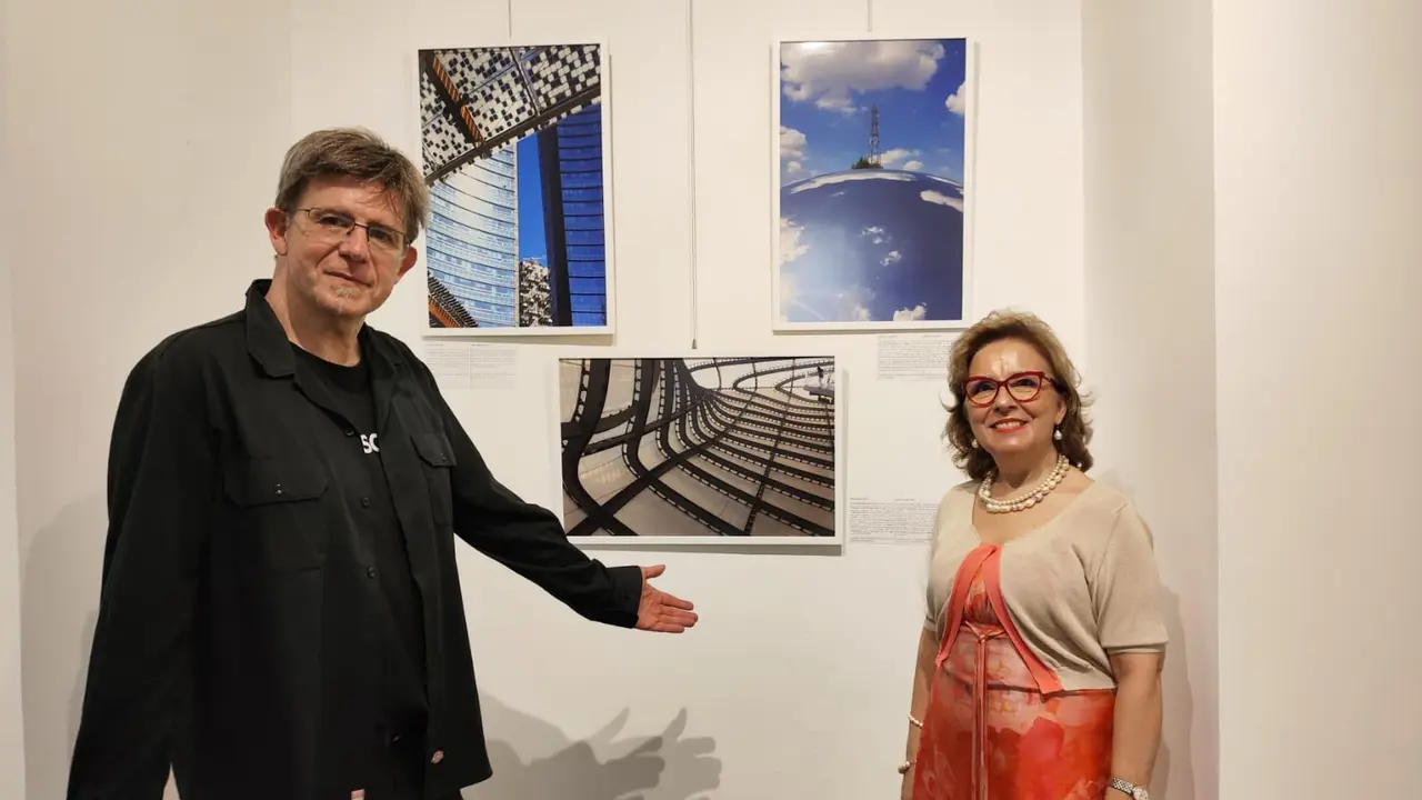 Valerio Corzani adalah seorang fotografer, jurnalis, pembawa acara radio, musisi, dan penjelajah dunia (kiri) dan Maria Battaglia, Direktur Istituto Italiano di Cultura (IIC) Jakarta (kanan). (Liputan6.com/Alya Felicia Syahputri)
