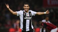Cristiano Ronaldo mencetak gol ke gawang AC Milan. (AFP/Marco Bertorello)