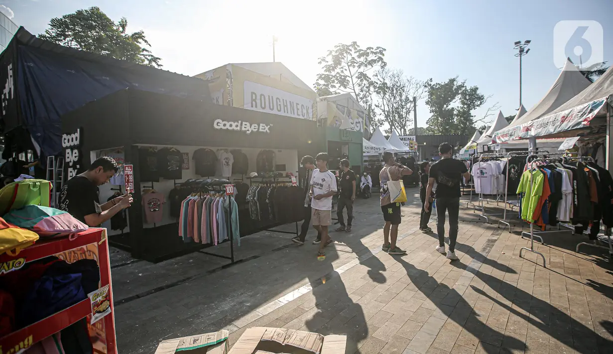 Suasana Jakcloth Summer Fest 2022 di Senayan Park, Jakarta, Jumat (12/8/2022). Acara yang akan berlangsung hingga 14 Agustus 2022 ini diikuti lebih dari 150 clothing brand lokal yang menjual pakaian, kaos, sepatu, tas dan lainnya dengan menawarkan harga diskon guna menarik minat masyarakat. (Liputan6.com/Faizal Fanani)
