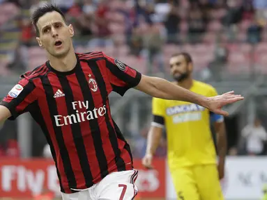 Striker AC Milan, Nikola Kalinic, melakukan selebrasi usai mencetak gol ke gawang Udinese pada laga Serie A di Stadion San Siro, Milan, Minggu (17/9/2017). AC Milan Menang 2-1 atas Udinese. (AP/Luca Bruno)
