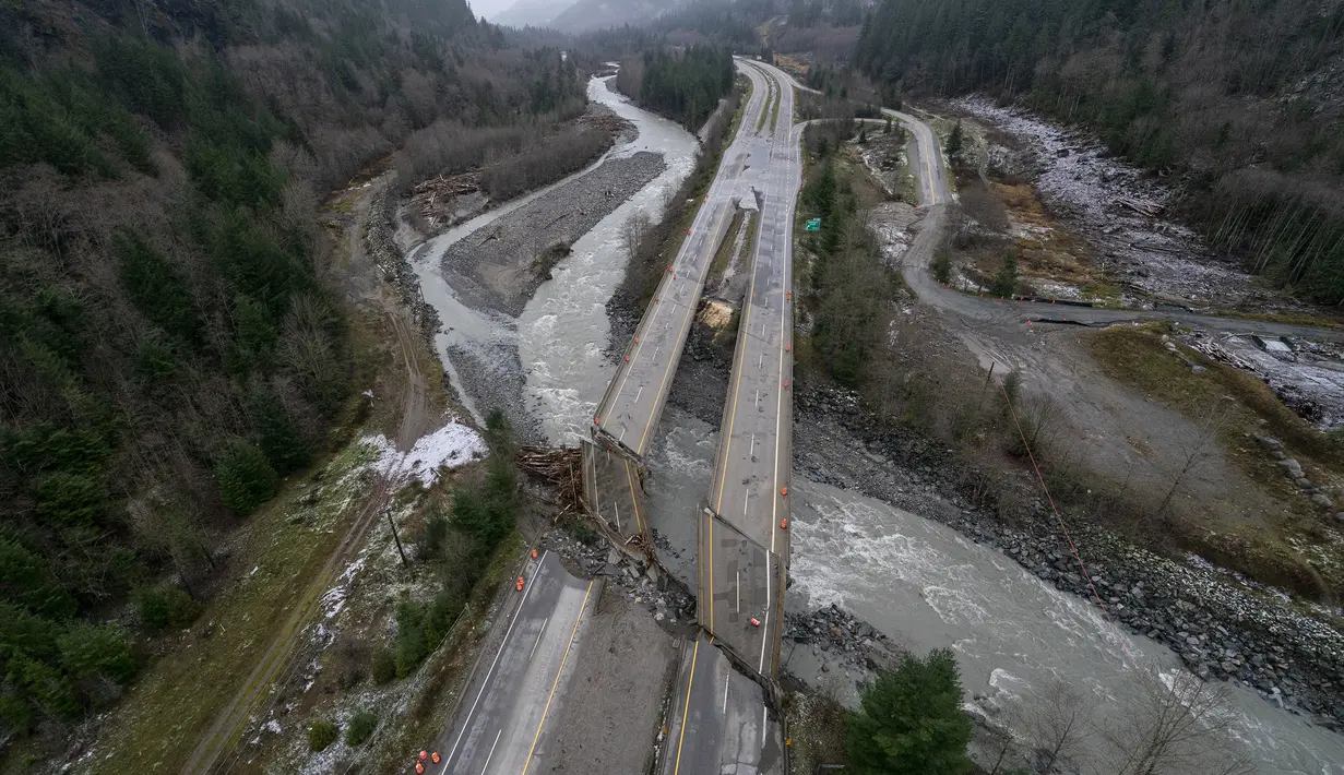 Foto udara kerusakan yang disebabkan hujan lebat dan tanah longsor terlihat di sepanjang Coquihalla Highway dekat Hope, British Columbia, Kanada, Kamis (18/11/2021). Hujan dan tanah longsor di provinsi British Columbia menyebabkan banjir besar. (Jonathan Hayward/The Canadian Press via AP)