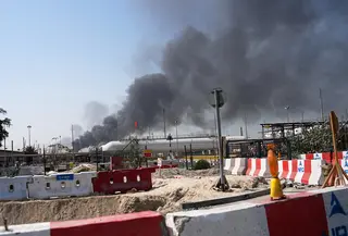 Asap mengepul setelah serangan pesawat tak berawak Iran di area pelabuhan Dubai, Uni Emirat Arab, Minggu, 1 Maret 2026. (AP Photo/Fatima Shbair)