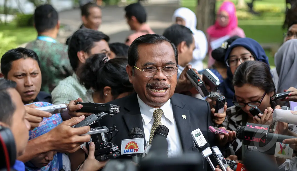 Jaksa Agung M Prasetyo memberikan keterangan kepada wartawan terkait eksekusi terhadap sembilan terpidana mati di komplek Istana Negara, Jakarta, Selasa (28/4/2015). (Liputan6.com/Faizal Fanani)