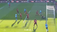 Mantan kiper Chelsea, Asmir Begovic gagal menangkap bola dan menyebabkan gawangnya kebobolan. This video is presented by Ballball.