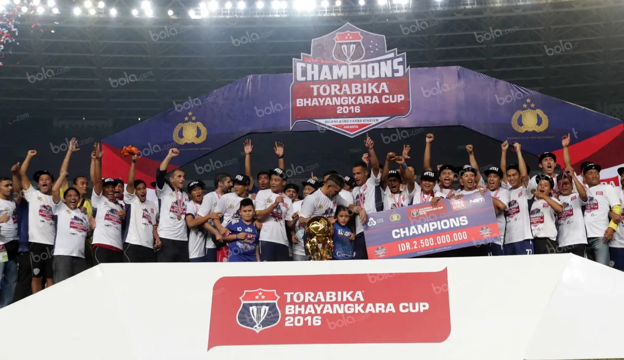 Pemain Arema Cronus berfoto bersama usai menjuarai Torabika Bhayangkara Cup 2016 di SUGBK, Jakarta, Minggu (3/4/2016). (Bola.com/Nicklas Hanoatubun)