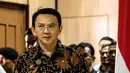 Basuki Tjahaja Purnama (Ahok) memasuki ruang sidang Pengadilan Negeri (PN) Jakarta Utara, Selasa (20/12). Sidang kedua Ahok mengagendakan jawaban Jaksa Penuntut Umum terhadap eksepsi yang disampaikan pada sidang pertama. (Liputan6.com/Pool/Agung Rajasa)