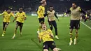 Pemain Borussia Dortmund, Marcel Sabitzer, melakukan selebrasi setelah mencetak gol ke gawang Atletico Madrid dalam duel leg kedua perempat final Liga Champions di Stadion Signal-Iduna Park, Rabu (17/4/2024). Kemenangan ini sekaligus menyegel satu tempat di semifinal dengan agregat 5-4. (Bernd Thissen/dpa via AP)