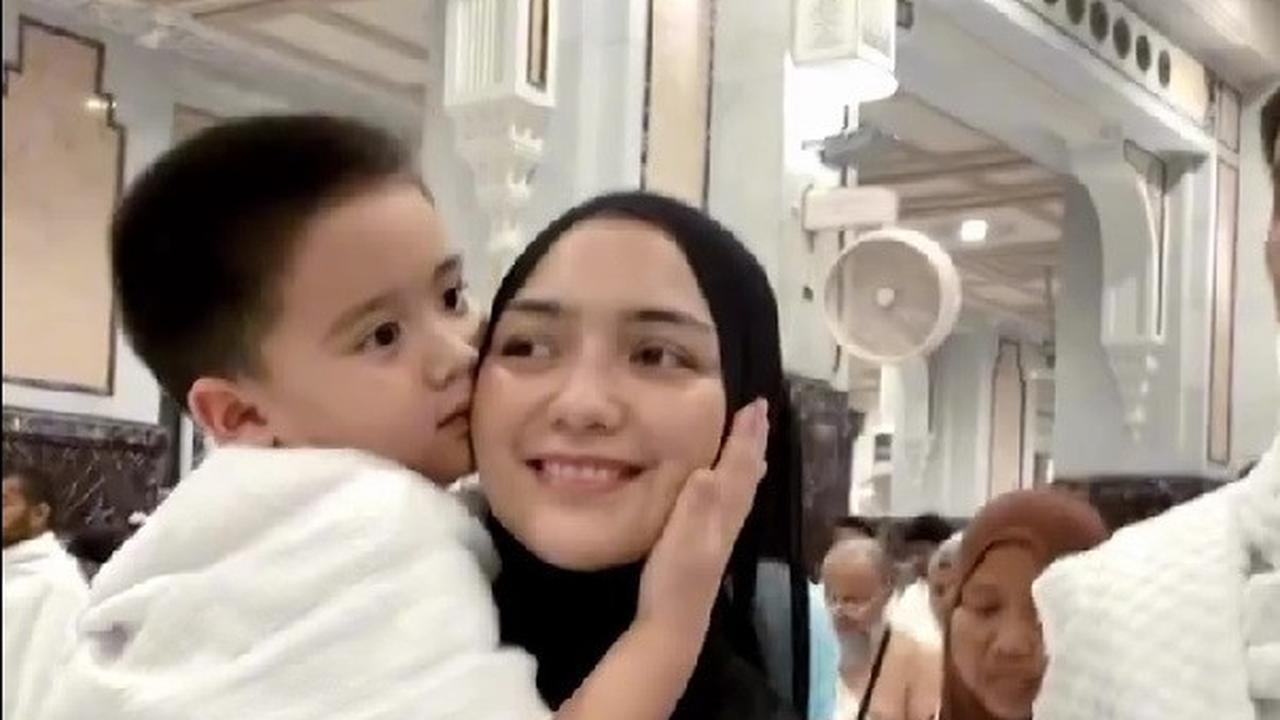 Momen Athar Anak Citra Kirana Ikut Umrah, Digendong Saat Tawaf