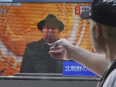 Seseorang menonton TV yang menayangkan program berita tentang peluncuran rudal Korea Utara, di Tokyo, Jepang, Rabu (12/7/2023). (AP Photo/Eugene Hoshiko)