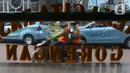Pengendara melintas di depan lokasi UKM Pedagang Kaki Lima di kawasan Kuningan, Jakarta, Kamis (2/4/2020). Minimnya aktivitas perkantoran di Jakarta akibat pandemi COVID-19 membuat sejumlah pedagang warung kaki lima memilih menutup dagangannya karena sepi pembeli. (Liputan6.com/Helmi Fithriansyah)