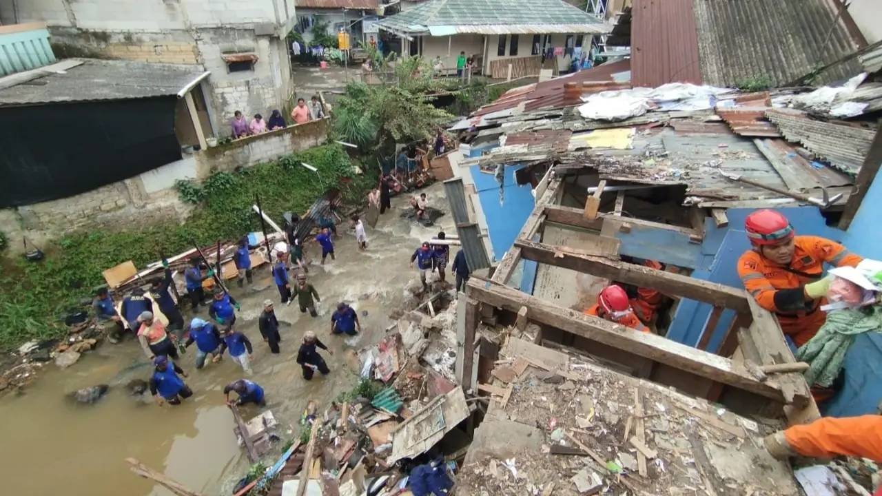 Rumah Terbawa Longsor di Bogor, Nenek dan Cucu Luka Tertimpa Reruntuhan