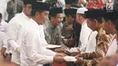 Presiden Joko Widodo saat membagikan sertifikat tanah wakaf di Masjid Raya Bani Umar, Tangerang Selatan, Jumat (22/2). Jokowi membagikan 351 sertifikat tanah wakaf untuk musala, tempat pendidikan dan pesantren. (Liputan6.com/Angga Yuniar)