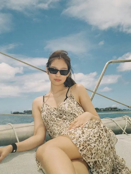 Bagi kamu yang ingin tampil bergaya, model small cat eye sunglasses seperti Jennie BLACKPINK ini bisa kamu jadikan inspirasi. (Instagram/jennierubyjane).