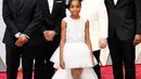 Aktris muda Saniyya Sidney berfoto bersama sejumlah aktor di karpet merah Oscar 2017 di Los Angeles, Minggu (26/2). Saniyya Sidney mengenakan gaun putih brand milik desainer Indonesia, Mischka Aoki. (Frazer Harrison/GETTY IMAGES NORTH AMERICA/AFP)