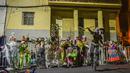 Orang-orang yang bersuka ria tampil selama parade Mitos dan Legenda di Medellin, departemen Antioquia, Kolombia (8/12/2021). Parade mitos dan legenda adalah bagian penting dari acara ini di sebagian besar kota dan kotamadya Kolombia. (AFP/Joaquin Sarmiento)