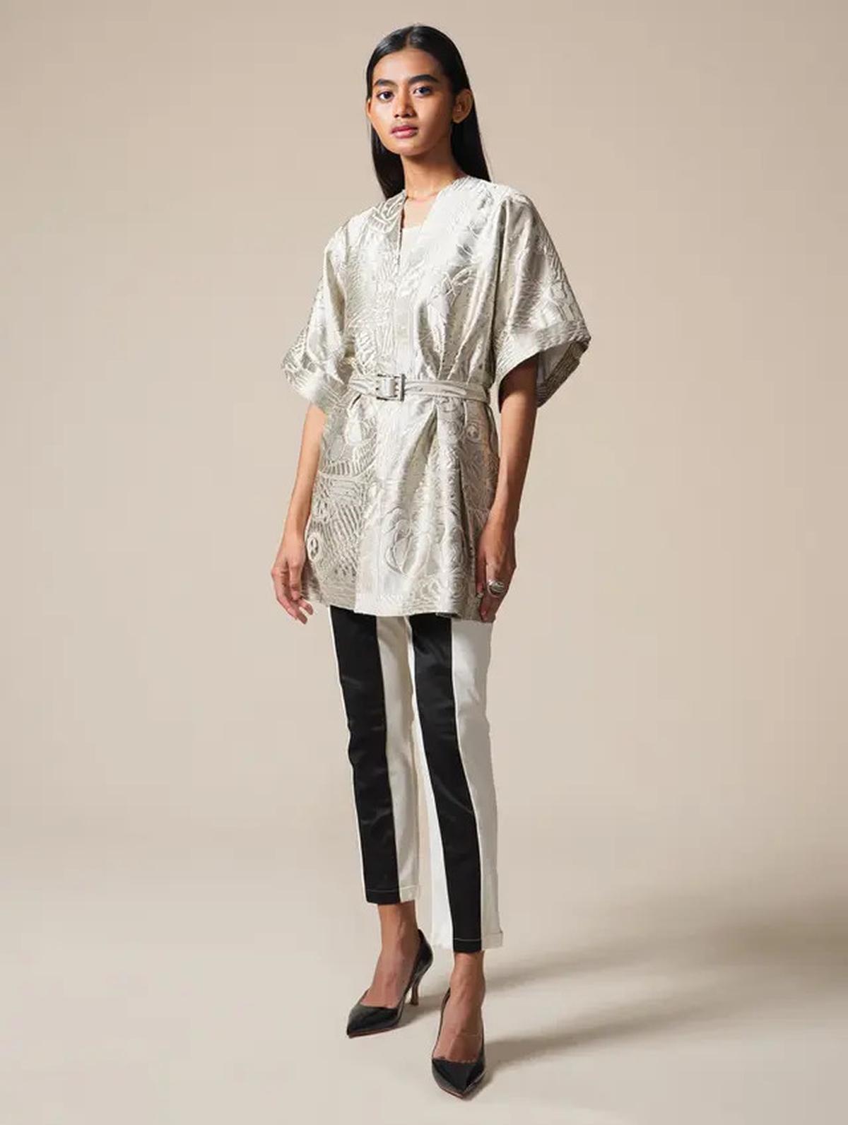 7 Model Baju Brokat Setelan Celana Panjang dengan Desain Anti Basic tapi Classy