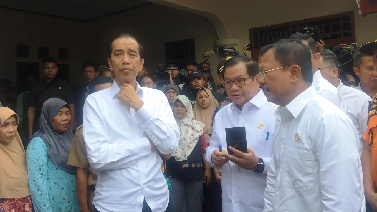 Presiden Jokowi saat meninjau lokasi bencana di Desa Harkatjaya, Kecamatan Sukajaya, Kabupaten Bogor, Selasa (7/1/2020).