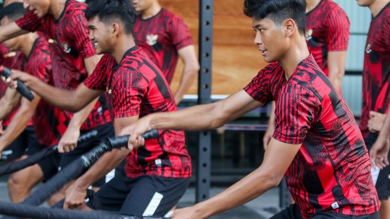 Timnas Indonesia U-20 digembleng dengan latihan fisik yang cukup berat pada hari Rabu (15/05/2024).<br><br>Latiihan itu berlangsung di GBK Empire Fit Club, Senayan, Jakarta. Foto: Liputan6.com / Herman Zakharia