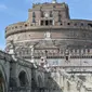 Sejumlah peserta kano menyusuri sungai Tiber saat perlombaan International Tiber Canoe Descent di Roma, Italia (5/1). Nama kano diambil dari perahu yang digunakan, yaitu sebuah perahu kecil yang hanya memuat satu orang. (AFP Photo/Andreas Solaro)