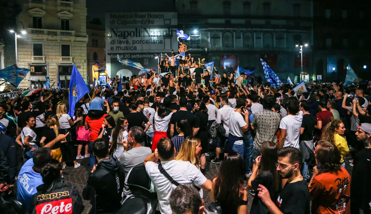 Para suporter Napoli merayakan kemenangan atas Juventus pada final Coppa Italia di pusat Kota Napoli, Italia, Rabu (17/6/2020). Napoli menjadi juara Coppa Italia 2019-2020 setelah mengalahkan Juventus lewat drama adu penalti. (Carlo Hermann/AFP)