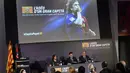Presiden Barcelona, Josep Maria Bartomeu (kanan) didampingi Andoni Zubizarreta (direktur sepakbola Barcelona) memberikan pidato perpisahan kepada Carles Puyol di stadion Camp Nou, Barcelona, (15/5/2014). (AFP PHOTO/Lluis Gene)