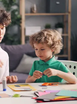 Dengan sedikit kreativitas, rumah dapat disulap menjadi tempat penuh petualangan yang membuat anak merasa sedang menikmati liburan sungguhan. (Foto/dok: Pexels/Vitaly Gariev)
