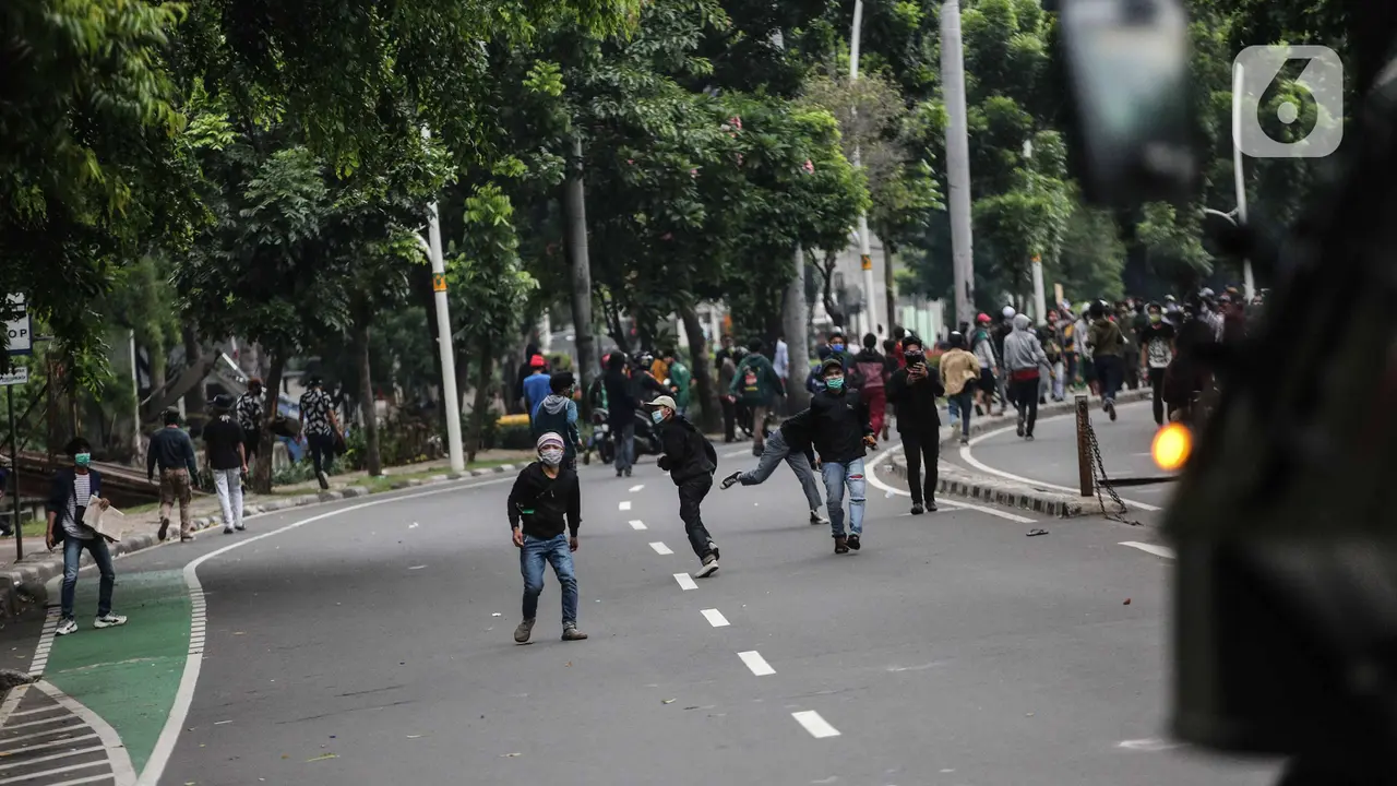 Bentrok Pecah di Patung Kuda
