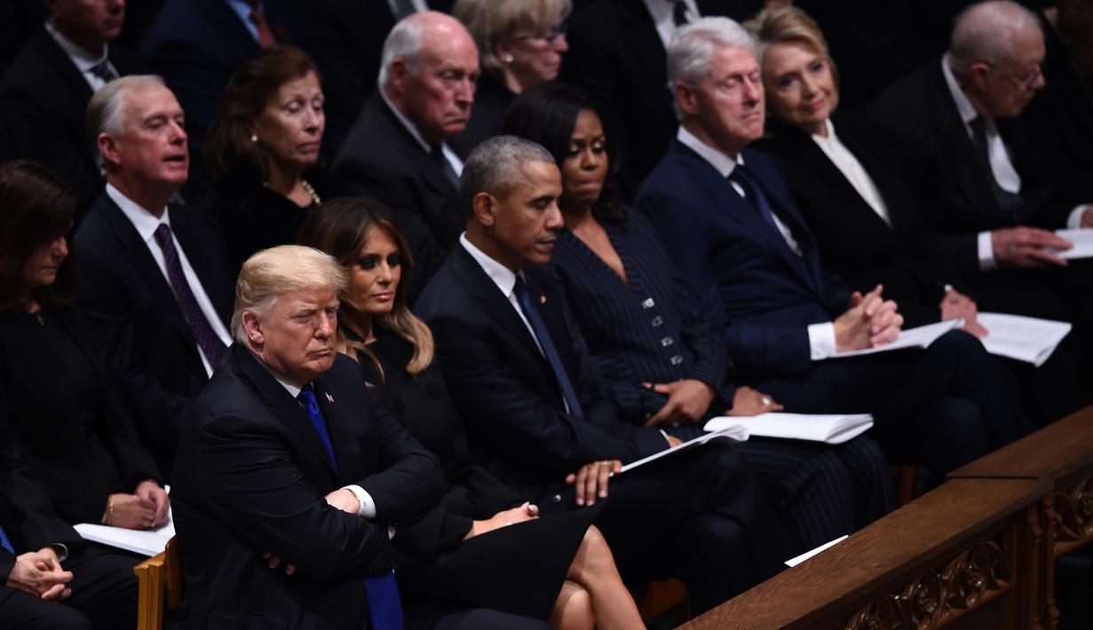 Presiden AS Donald Trump duduk bersebelahan dengan mantan presiden Barack Obama, mantan presiden Bill Clinton dan mantan presiden Jimmy Carter dalam prosesi pemakaman kenegaraan George HW Bush di Washington, Rabu (5/12). (Brendan SMIALOWSKI/AFP)