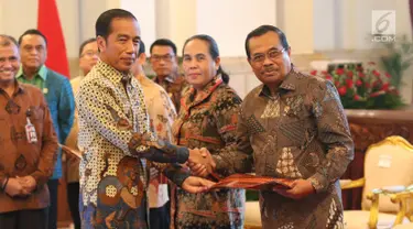 Presiden Joko Widodo bersalaman dengan 	Jaksa Agung HM Prasetyo usai menyerahkan dokumen Strategi Nasional (Stranas) Pencegahan Korupsi di Istana Negara, Jakarta, Rabu (13/3). (Liputan6.com/Angga Yuniar)