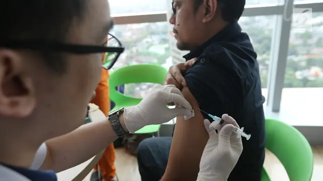 Karyawan Liputan6.com mengikuti vaksin Difteri massal
