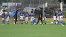 Pelatih Indra Sjafri memberikan pelatihan saat coaching clinic bersama anak-anak di Lapangan ABC Senayan, Jakarta, Rabu (28/3/2018). Acara ini dalam rangkaian peluncuran Patriot 165 FC. (Bola.com/Asprilla Dwi Adha)