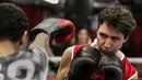 Perdana Menteri Kanada, Justin Trudeau menghindar dari pukulan petinju profesional Yuri Foreman di Gleason Boxing Gym di Brooklyn borough New York, AS (21/4). (REUTERS/Carlo Allegri)